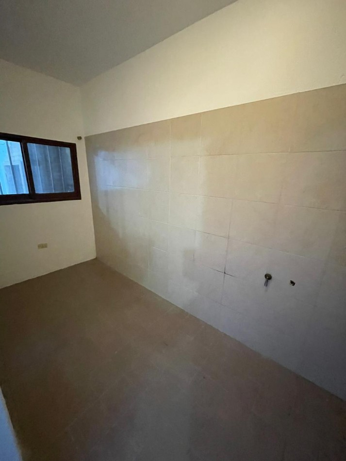 Venta de casa de dos dormitorios con cochera ,patio pileta climatizada. zona linda de B. villa azalaiz a una cuadra de alem y capdevilla a dos cuadras de rancagua.