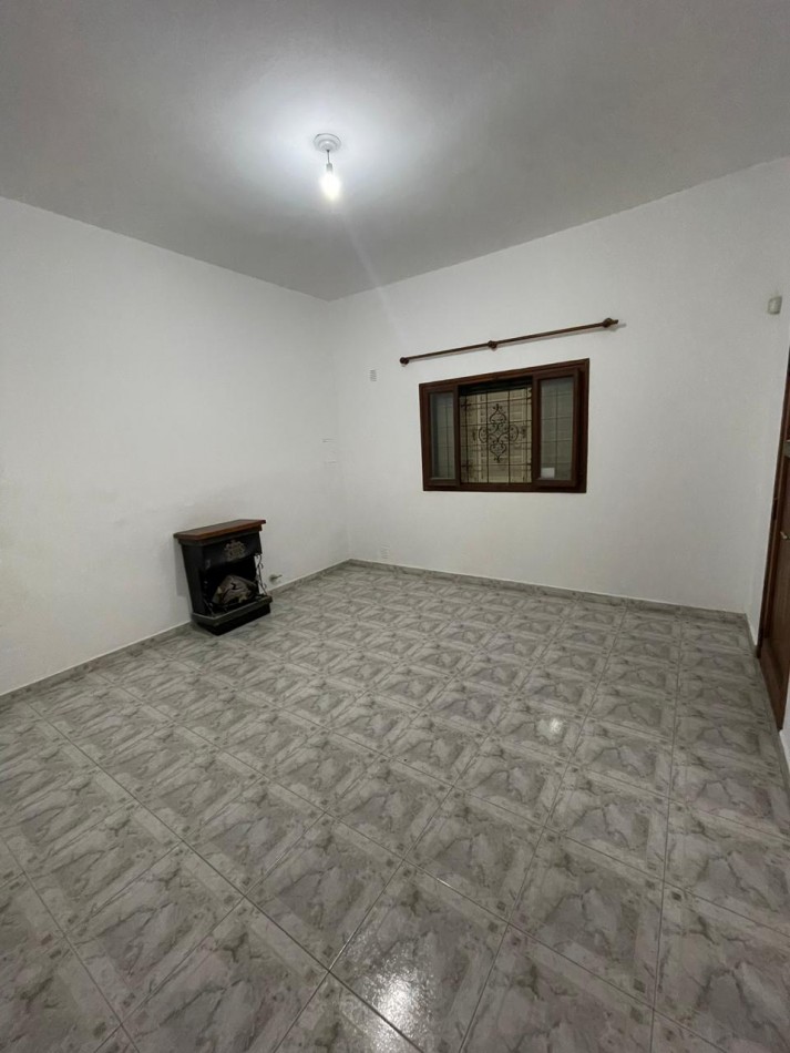 Venta de casa de dos dormitorios con cochera ,patio pileta climatizada. zona linda de B. villa azalaiz a una cuadra de alem y capdevilla a dos cuadras de rancagua.