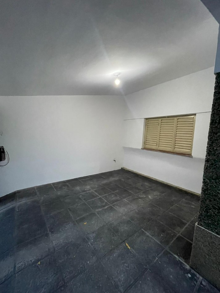 Venta de casa de dos dormitorios con cochera ,patio pileta climatizada. zona linda de B. villa azalaiz a una cuadra de alem y capdevilla a dos cuadras de rancagua.