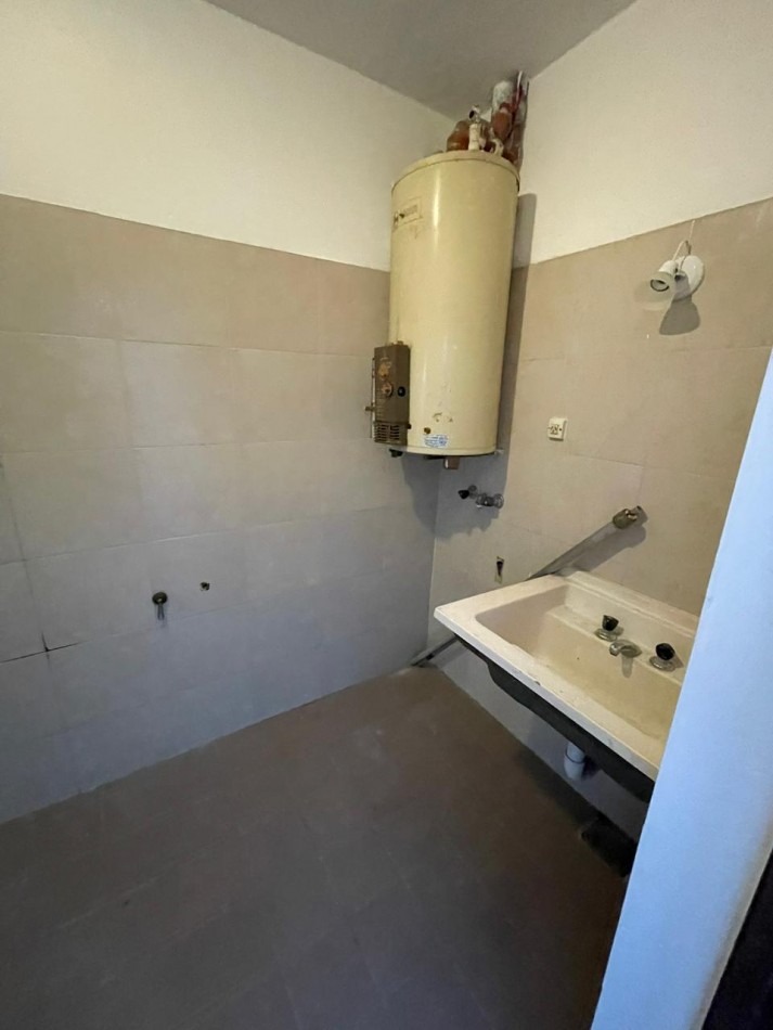 Venta de casa de dos dormitorios con cochera ,patio pileta climatizada. zona linda de B. villa azalaiz a una cuadra de alem y capdevilla a dos cuadras de rancagua.