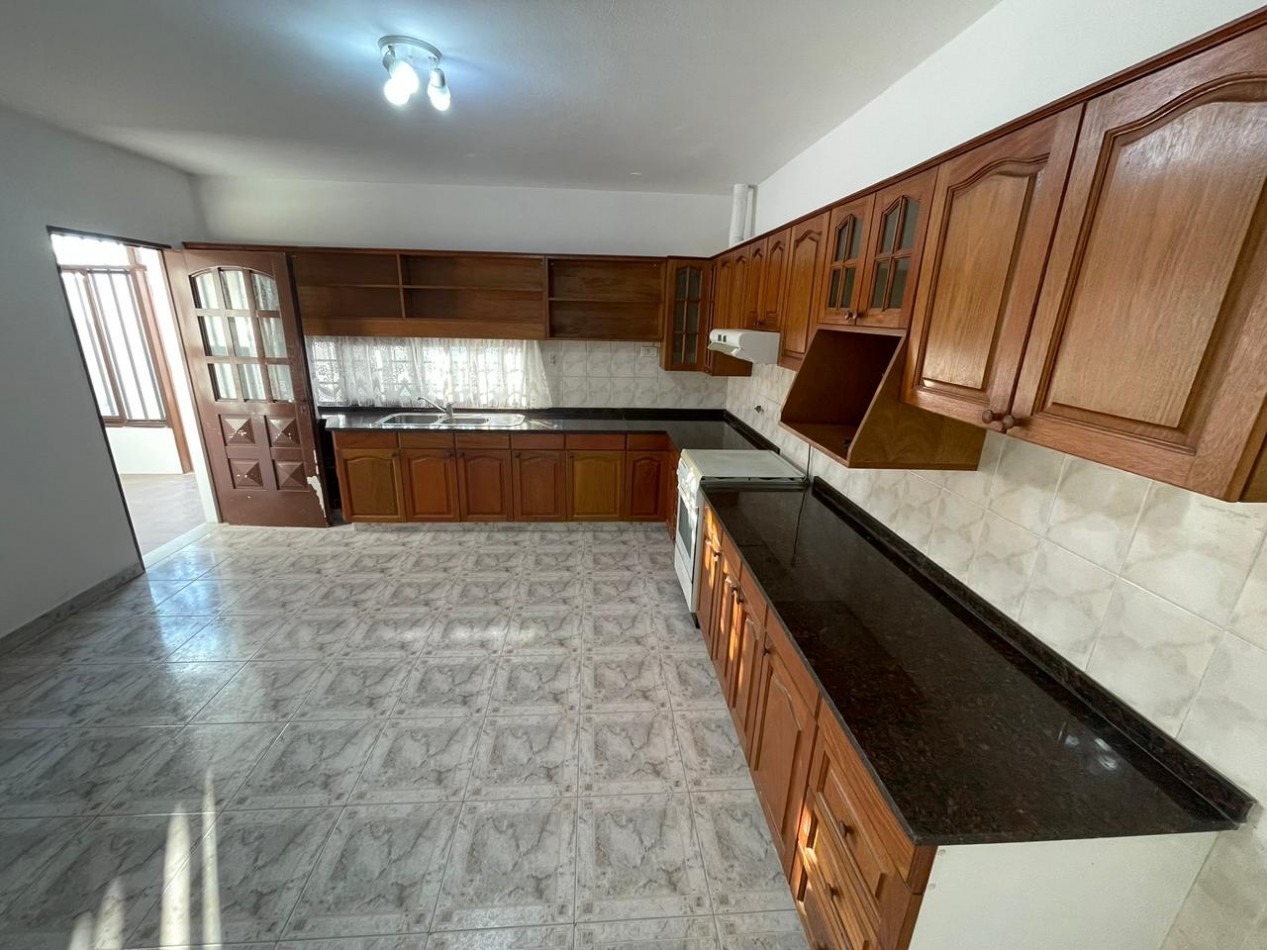 Venta de casa de dos dormitorios con cochera ,patio pileta climatizada. zona linda de B. villa azalaiz a una cuadra de alem y capdevilla a dos cuadras de rancagua.