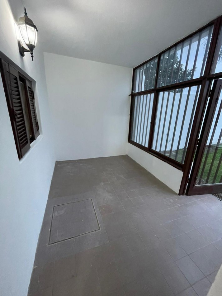 Venta de casa de dos dormitorios con cochera ,patio pileta climatizada. zona linda de B. villa azalaiz a una cuadra de alem y capdevilla a dos cuadras de rancagua.