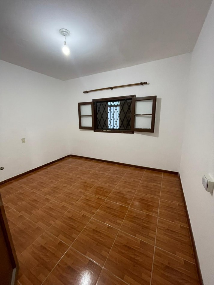 Venta de casa de dos dormitorios con cochera ,patio pileta climatizada. zona linda de B. villa azalaiz a una cuadra de alem y capdevilla a dos cuadras de rancagua.