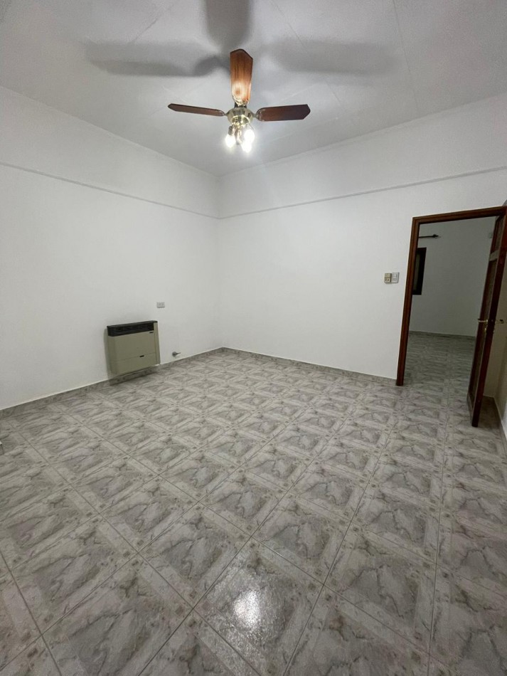 Venta de casa de dos dormitorios con cochera ,patio pileta climatizada. zona linda de B. villa azalaiz a una cuadra de alem y capdevilla a dos cuadras de rancagua.