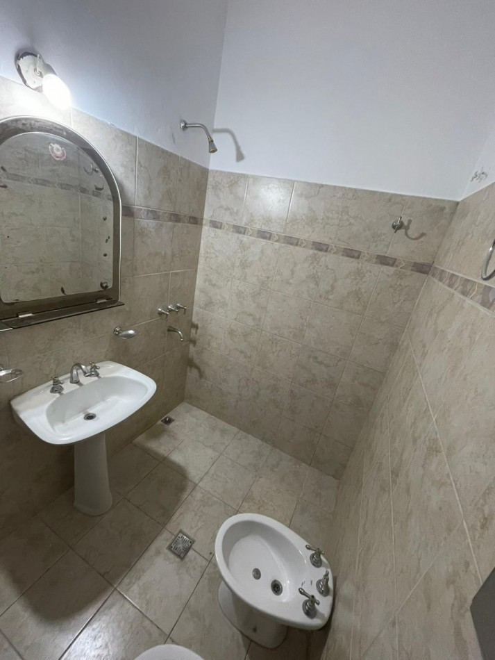 Venta de casa de dos dormitorios con cochera ,patio pileta climatizada. zona linda de B. villa azalaiz a una cuadra de alem y capdevilla a dos cuadras de rancagua.