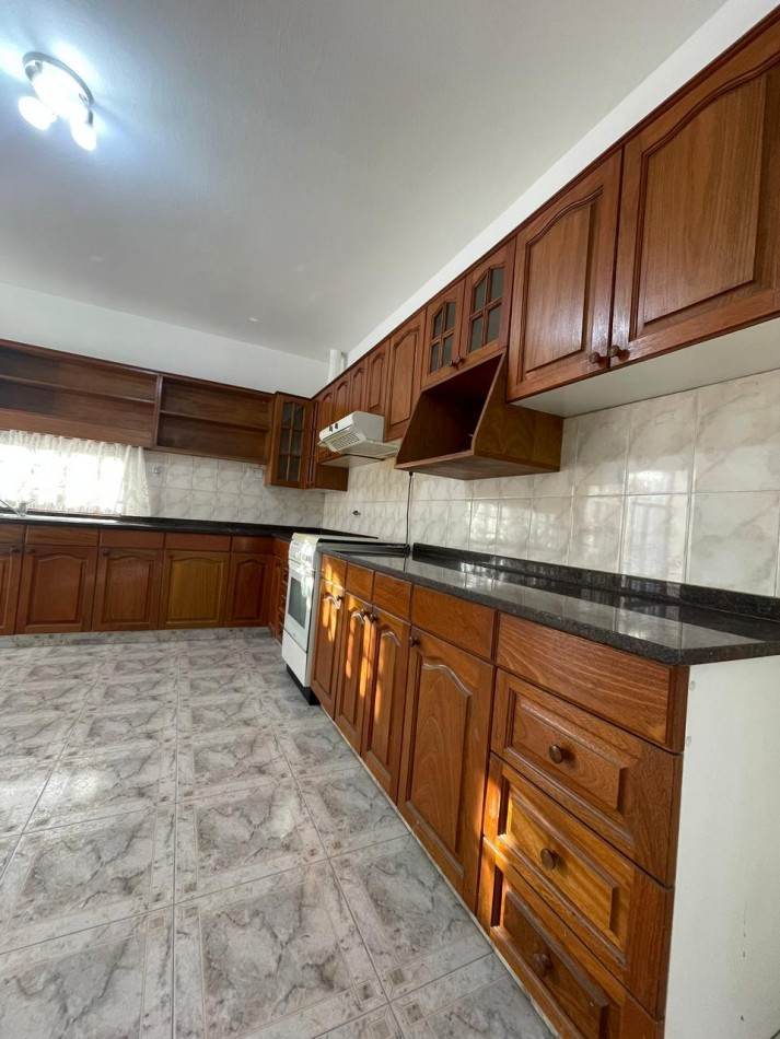 Venta de casa de dos dormitorios con cochera ,patio pileta climatizada. zona linda de B. villa azalaiz a una cuadra de alem y capdevilla a dos cuadras de rancagua.