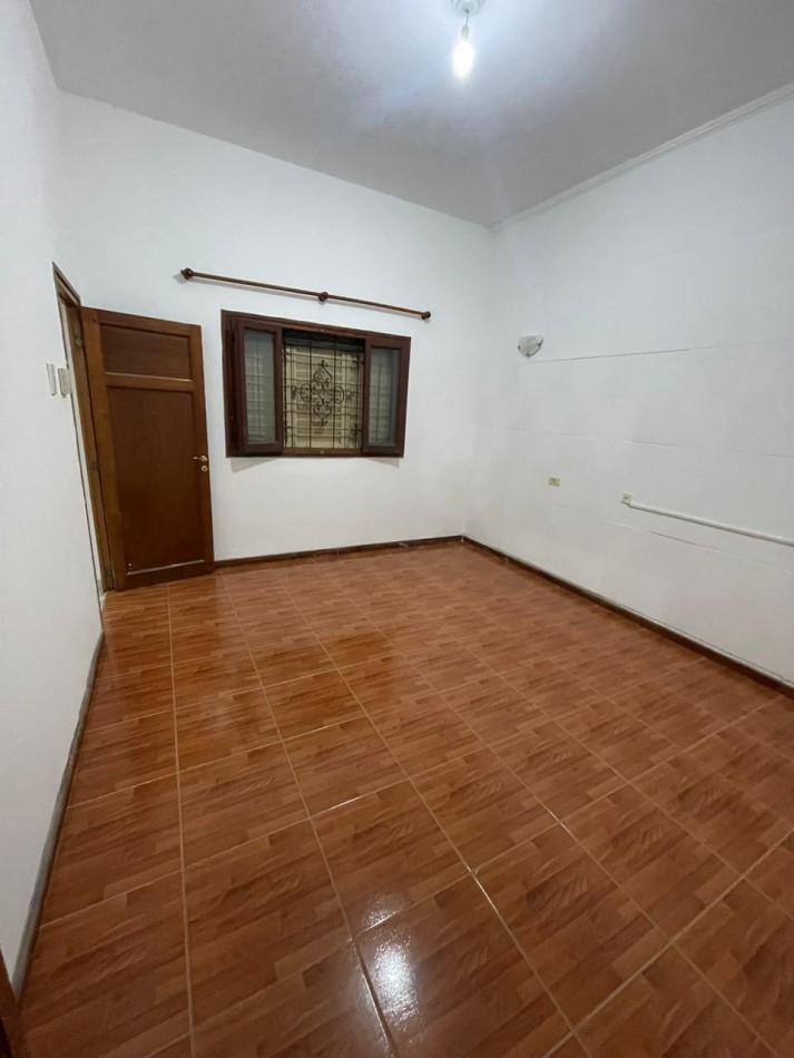 Venta de casa de dos dormitorios con cochera ,patio pileta climatizada. zona linda de B. villa azalaiz a una cuadra de alem y capdevilla a dos cuadras de rancagua.
