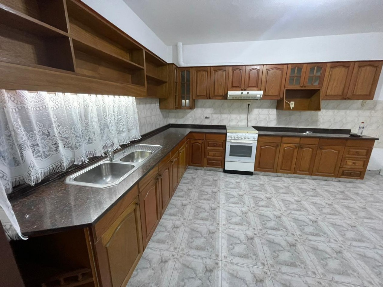 Venta de casa de dos dormitorios con cochera ,patio pileta climatizada. zona linda de B. villa azalaiz a una cuadra de alem y capdevilla a dos cuadras de rancagua.