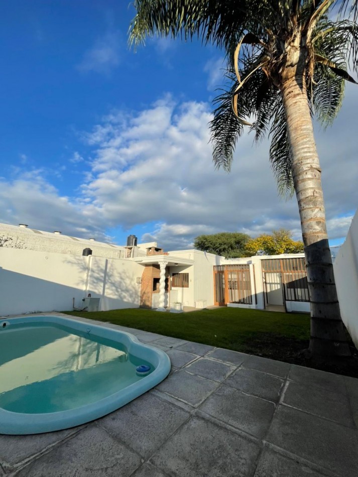 Venta de casa de dos dormitorios con cochera ,patio pileta climatizada. zona linda de B. villa azalaiz a una cuadra de alem y capdevilla a dos cuadras de rancagua.