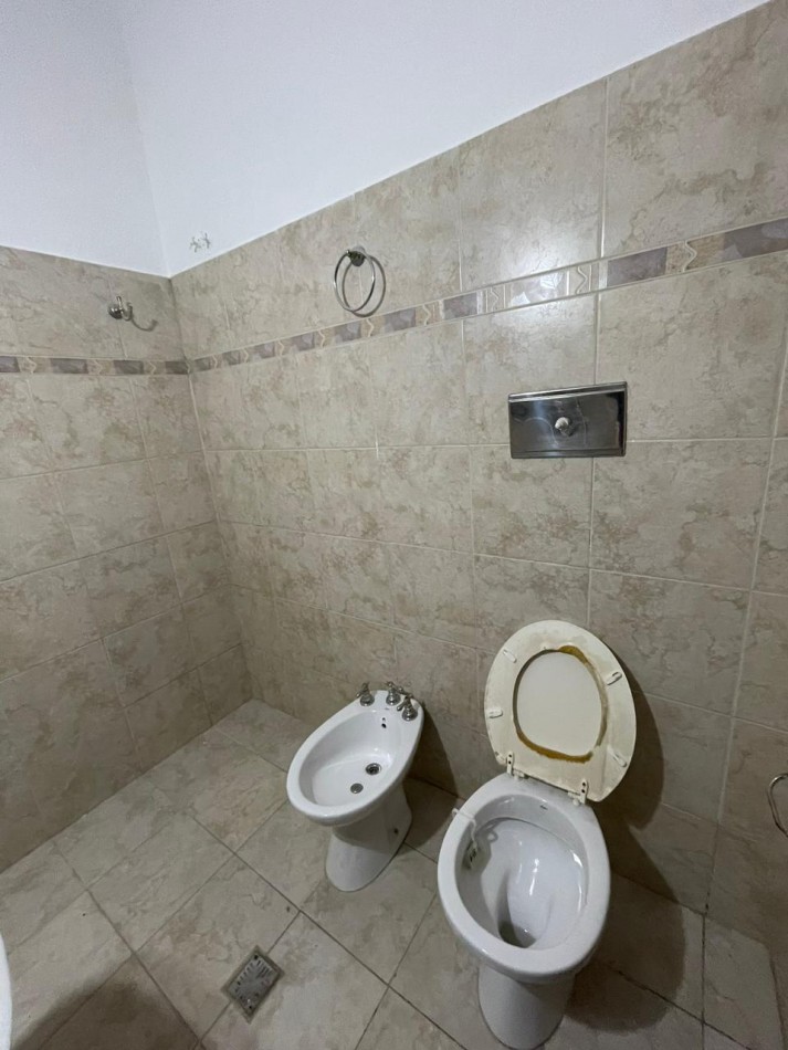 Venta de casa de dos dormitorios con cochera ,patio pileta climatizada. zona linda de B. villa azalaiz a una cuadra de alem y capdevilla a dos cuadras de rancagua.