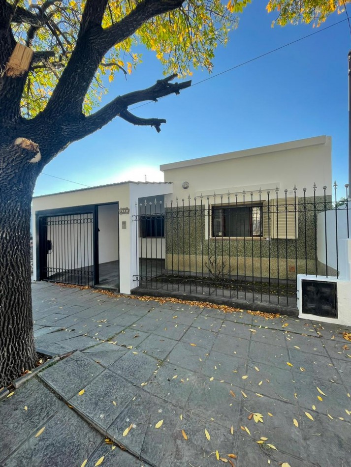 Venta de casa de dos dormitorios con cochera ,patio pileta climatizada. zona linda de B. villa azalaiz a una cuadra de alem y capdevilla a dos cuadras de rancagua.