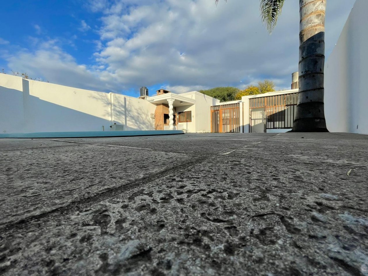 Venta de casa de dos dormitorios con cochera ,patio pileta climatizada. zona linda de B. villa azalaiz a una cuadra de alem y capdevilla a dos cuadras de rancagua.