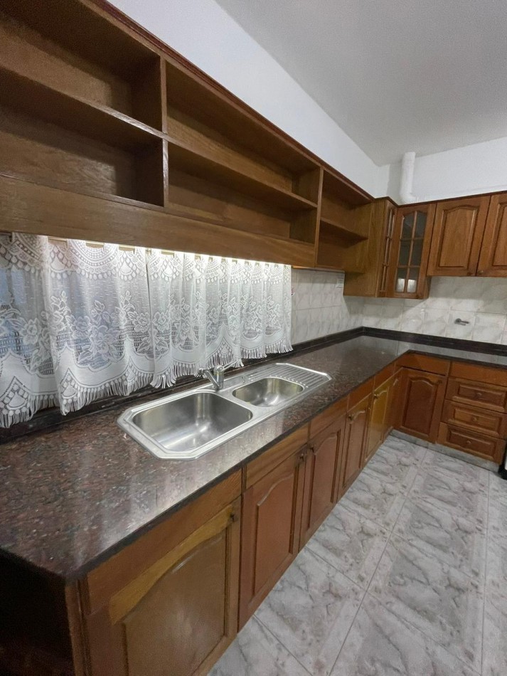 Venta de casa de dos dormitorios con cochera ,patio pileta climatizada. zona linda de B. villa azalaiz a una cuadra de alem y capdevilla a dos cuadras de rancagua.