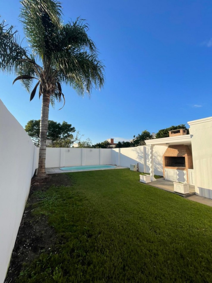 Venta de casa de dos dormitorios con cochera ,patio pileta climatizada. zona linda de B. villa azalaiz a una cuadra de alem y capdevilla a dos cuadras de rancagua.