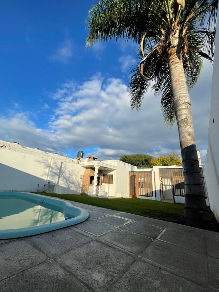 Venta de casa de dos dormitorios con cochera ,patio pileta climatizada. zona linda de B. villa azalaiz a una cuadra de alem y capdevilla a dos cuadras de rancagua.