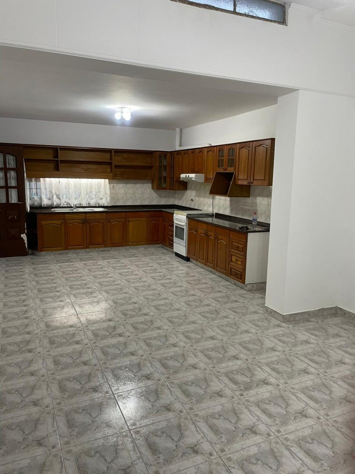 Venta de casa de dos dormitorios con cochera ,patio pileta climatizada. zona linda de B. villa azalaiz a una cuadra de alem y capdevilla a dos cuadras de rancagua.