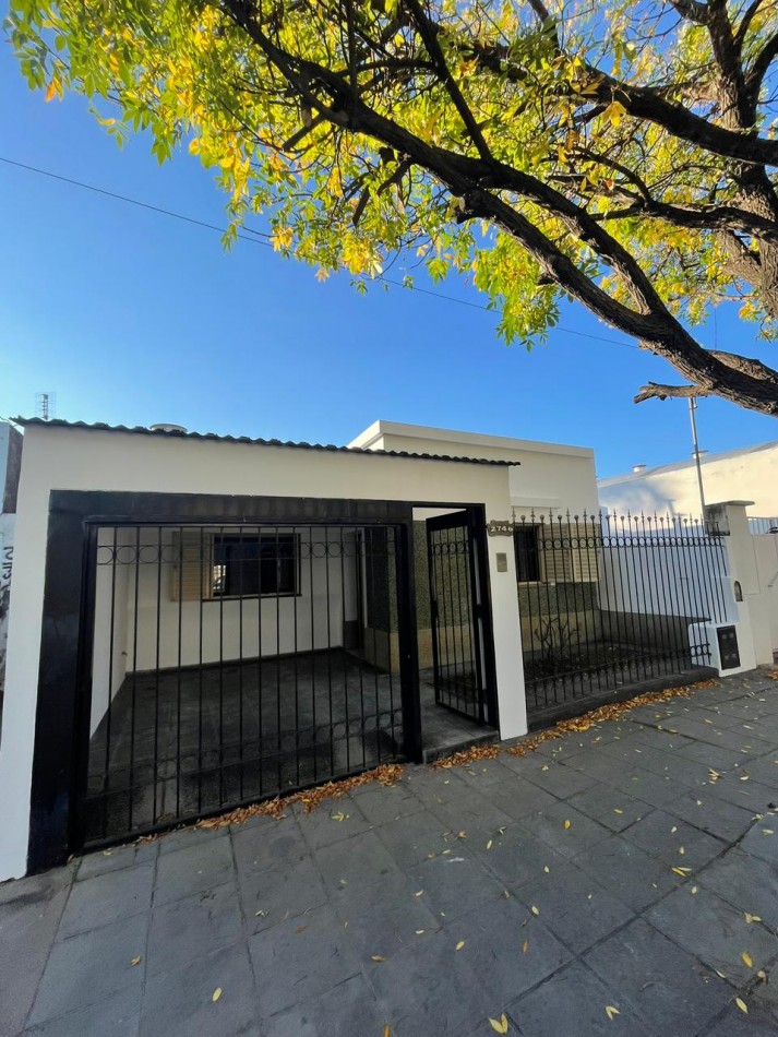 Venta de casa de dos dormitorios con cochera ,patio pileta climatizada. zona linda de B. villa azalaiz a una cuadra de alem y capdevilla a dos cuadras de rancagua.