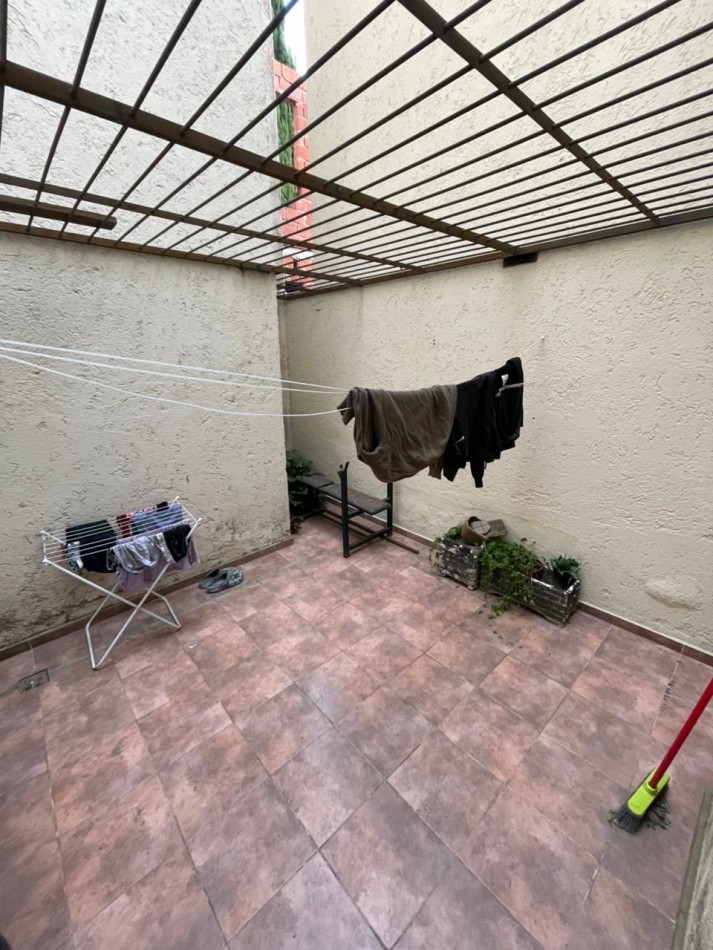 Venta de depto de un dormitorio en planta baja con patio y cocina separada , con escritura en barrio pueyyredon 