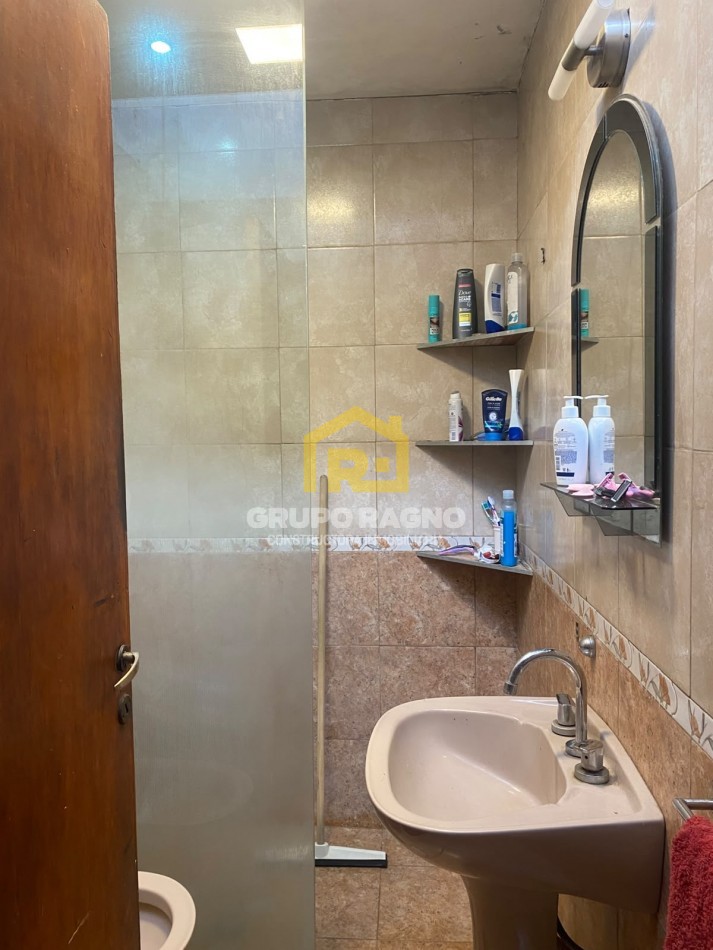 🔥 ¡Excelente Oportunidad en Barrio Matienzo! Casa de 2 Dormitorios con Gran Cochera para 4 Autos y Patio con Asador