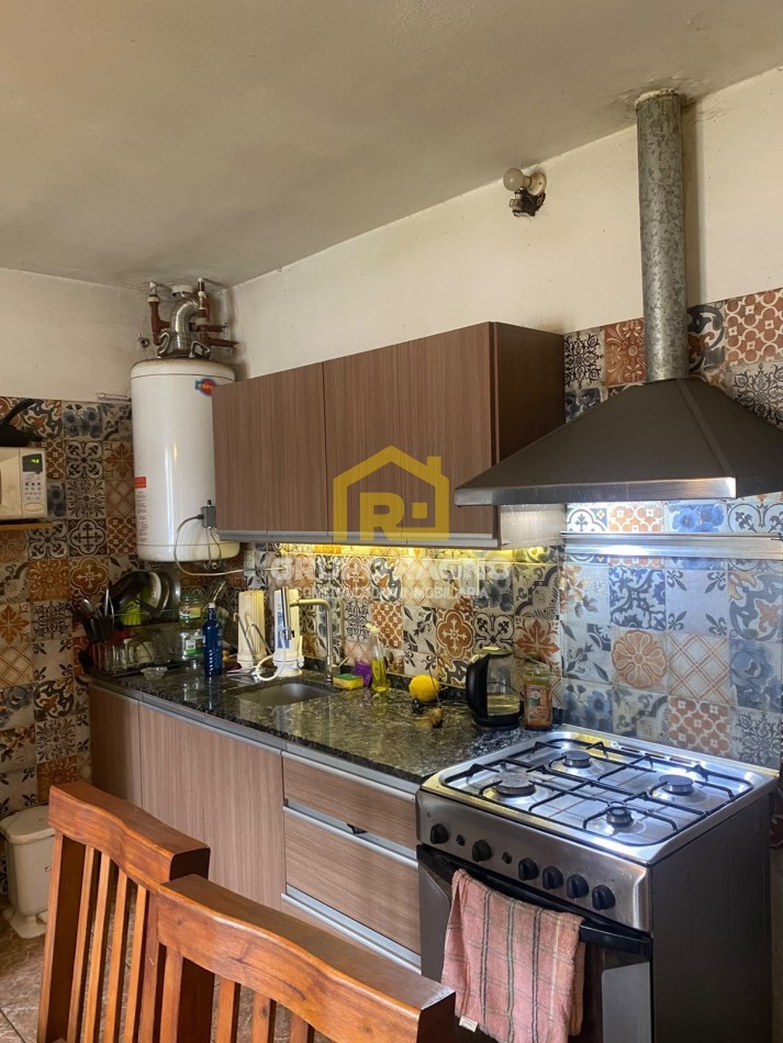 🔥 ¡Excelente Oportunidad en Barrio Matienzo! Casa de 2 Dormitorios con Gran Cochera para 4 Autos y Patio con Asador