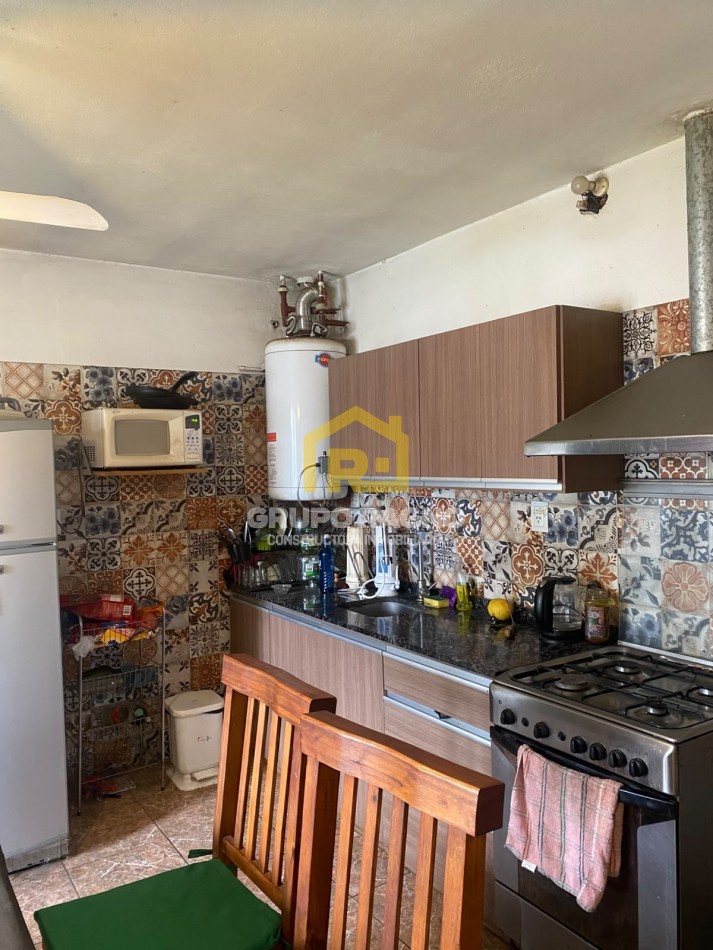 🔥 ¡Excelente Oportunidad en Barrio Matienzo! Casa de 2 Dormitorios con Gran Cochera para 4 Autos y Patio con Asador