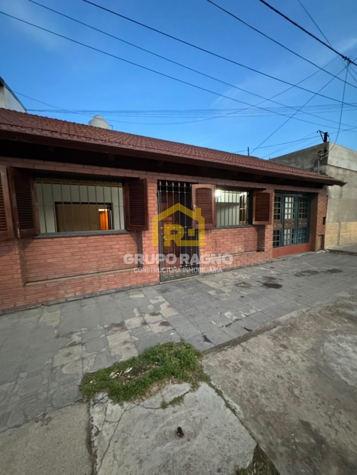 Casa en Venta sobre Felix Paz 389! Con Cochera, Terraza con Quincho y Gran Ubicacion
