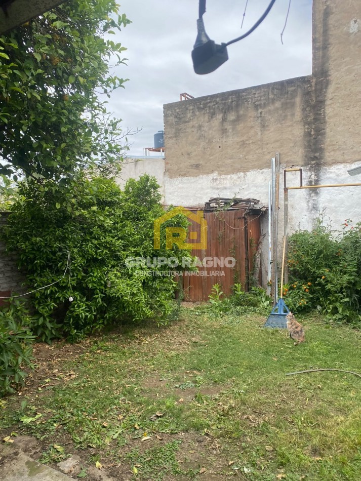 🔥 ¡Excelente Oportunidad en Barrio Matienzo! Casa de 2 Dormitorios con Gran Cochera para 4 Autos y Patio con Asador