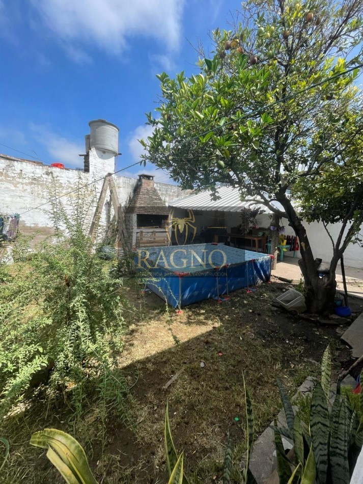 Casa de dos dormitorios con cochera y patio con escritura en barrio talleres sud zona libertad sabatini
