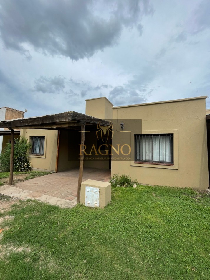 Venta de Casa de dos dormitorios con cochera, en Barrio quebrada de las rosas housing cerrado en av don bosco 6120