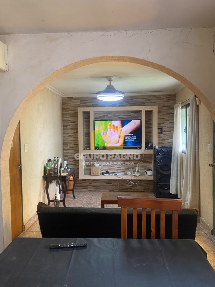 🔥 ¡Excelente Oportunidad en Barrio Matienzo! Casa de 2 Dormitorios con Gran Cochera para 4 Autos y Patio con Asador