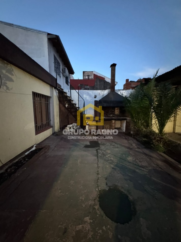 Casa en Venta sobre Felix Paz 389! Con Cochera, Terraza con Quincho y Gran Ubicacion