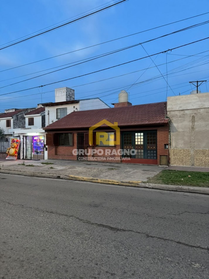 Casa en Venta sobre Felix Paz 389! Con Cochera, Terraza con Quincho y Gran Ubicacion