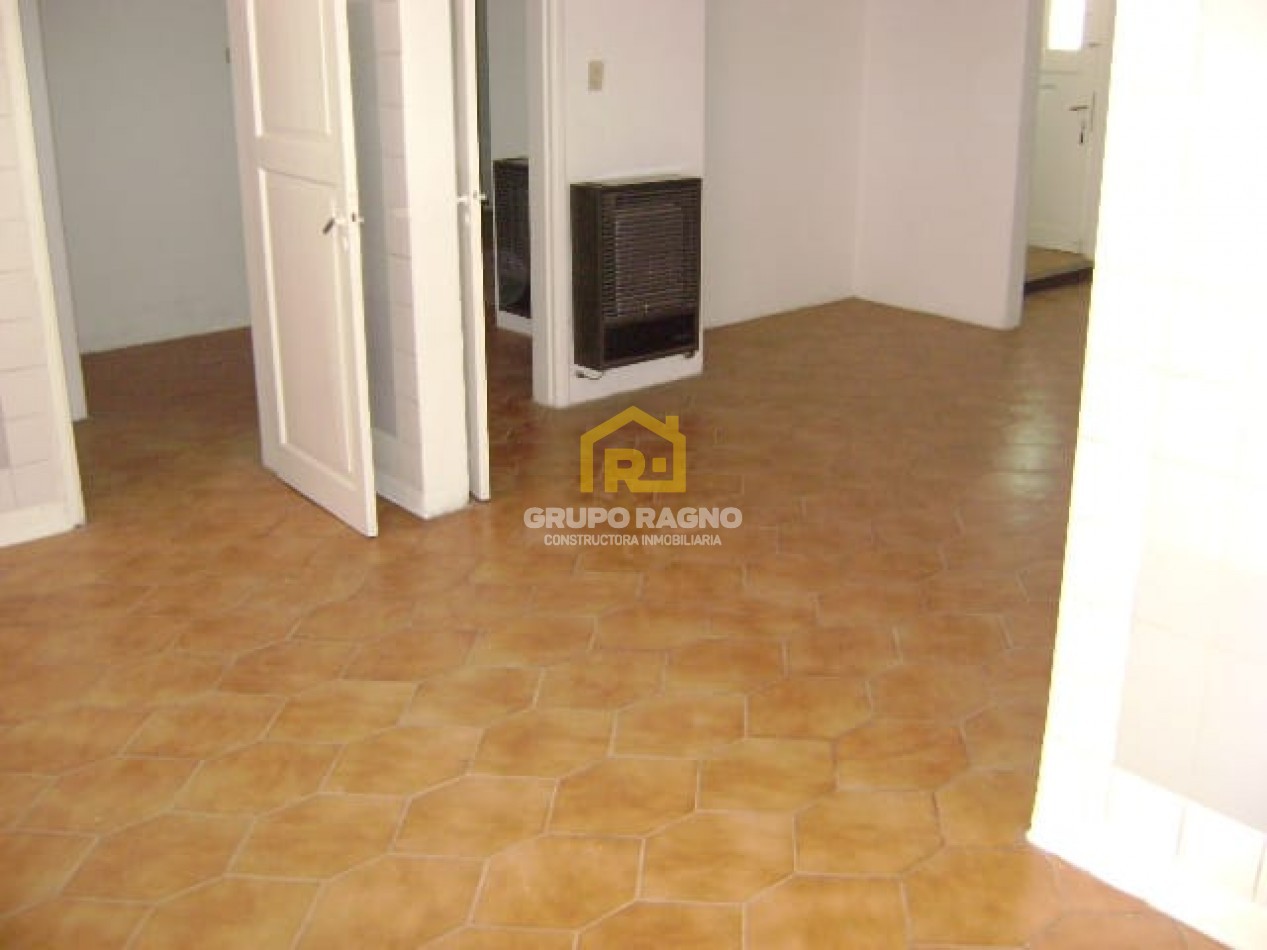🏠 ¡Excelente Oportunidad en Barrio Jardin! Amplia Casa de 3 Dormitorios con Garaje y Gran Terreno