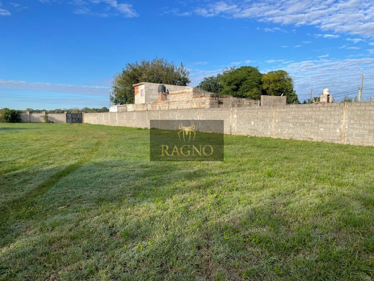 Vendemos lote en zona sur, barrio Coronel Olmedo, 13 por 95 (1235 m²) con escritura y servicios de luz y agua.
