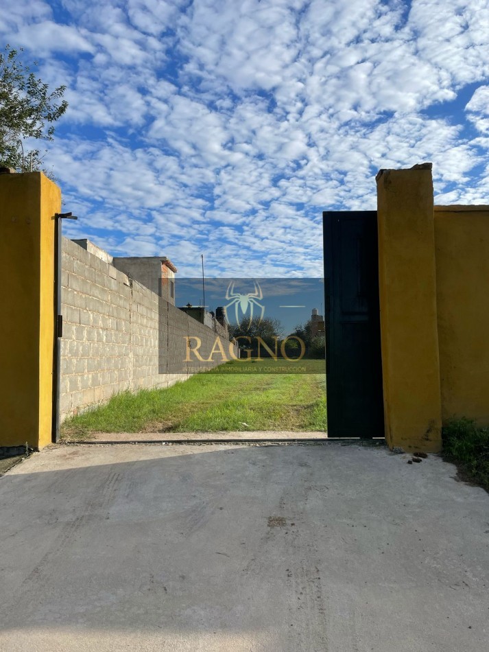 Vendemos lote en zona sur, barrio Coronel Olmedo, 13 por 95 (1235 m²) con escritura y servicios de luz y agua.
