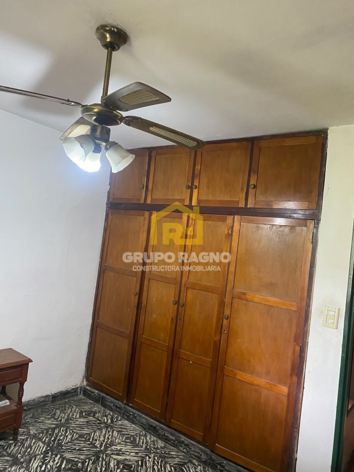 🔥 ¡Excelente Oportunidad en Barrio Matienzo! Casa de 2 Dormitorios con Gran Cochera para 4 Autos y Patio con Asador