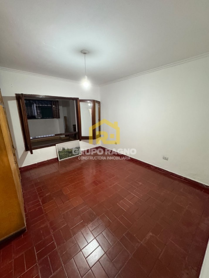 Casa en Venta sobre Felix Paz 389! Con Cochera, Terraza con Quincho y Gran Ubicacion