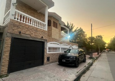  OPERTUNIDAD EN VENTA Casa de 4 dormitorios, cochera, pileta y quincho remodelado a nuevo. Se encuentra en B. General La Madrid, a una cuadra de Av. Santa Ana.CON ESCRITURA