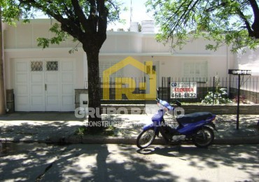 🏠 ¡Excelente Oportunidad en Barrio Jardin! Amplia Casa de 3 Dormitorios con Garaje y Gran Terreno